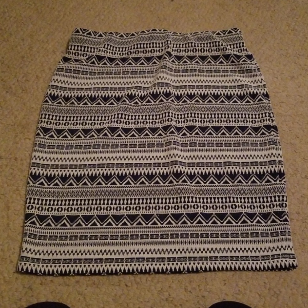 Pencil skirt, above the knee. Navy blue/white